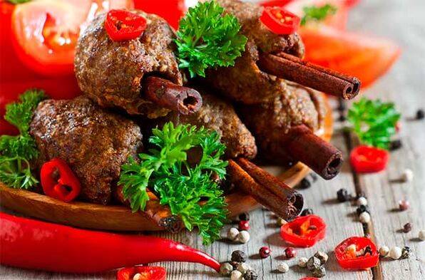 Meat rotates with spices and vegetables is an example of proper food
